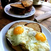 fried eggs on toast|roberto castiglioniさん