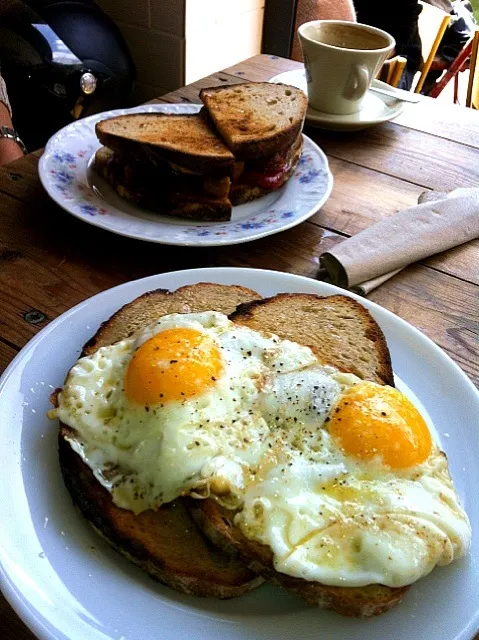 fried eggs on toast|roberto castiglioniさん