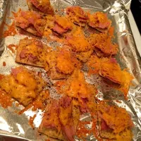 Triscuits with ham & cheese|Ashley Edwardsさん