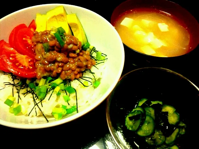 朝定食。 塩麹納豆丼  きゅうりとわかめの酢の物  豆腐のお味噌汁|じゅぅぅぅぅぅんさん