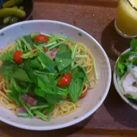 Snapdishの料理写真:ほうれん草とベーコンのパスタ、シーザーサラダ、自家製ピクルス、パインとオレンジのヨーグルトミックスジュース|媛っ子みかんさん