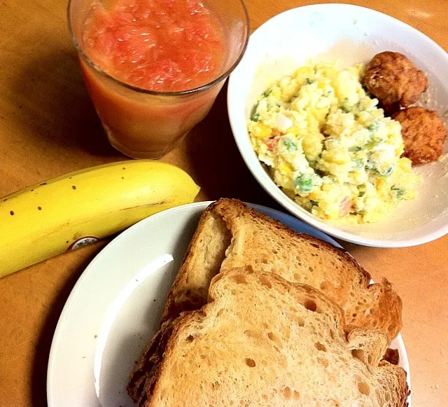 あり合わせのお昼ご飯。一応、パンもポテサラもピングレゼリーも手作りです！|chacoさん