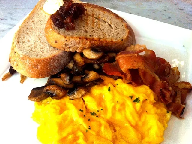 truffle eggs, sauteed mushrooms and maple roasted bacon|Valencia Seahさん