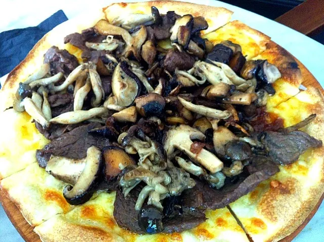 Snapdishの料理写真:char-grilled wagyu beef and mushroom pizza|Valencia Seahさん