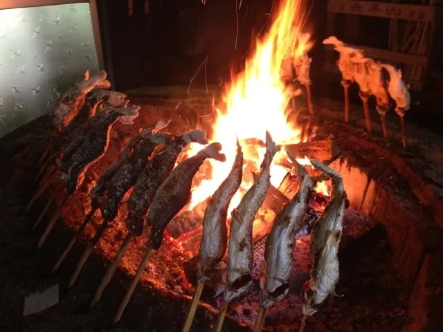 お昼は自分で釣ったニジマス|小川 淳さん