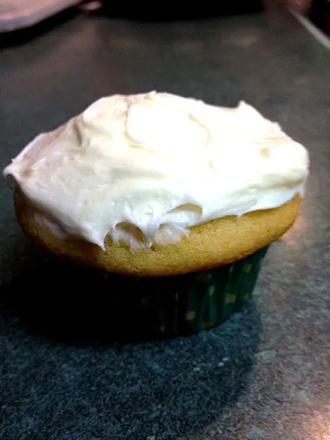 Buttermilk Cupcakes with Vanilla Frosting|Andrea Vibbertさん