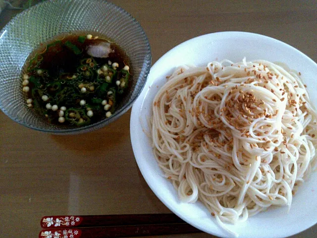 Snapdishの料理写真:ピリ辛オクラだれ胡麻そうめん|枕豆さん