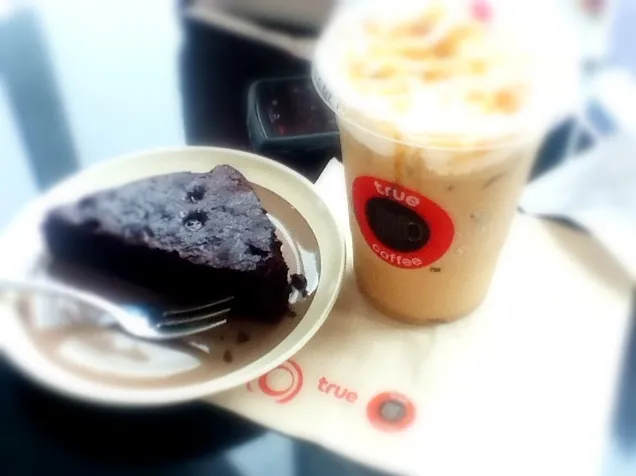 Snapdishの料理写真:Iced Creme Brulee latte N' Chewy Brownies ☕🍰❤|pimonpakさん