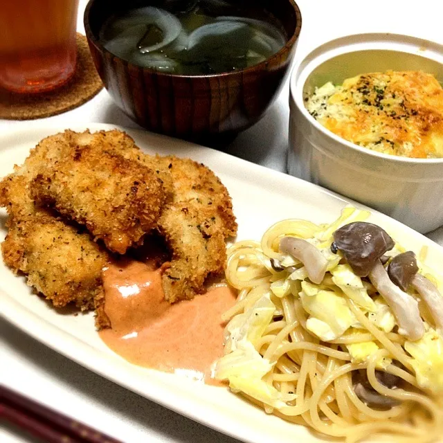 鶏胸肉の粉チーズ香草パン粉焼き・キャベツとしめじの和風サラスパ・玉ねぎとじゃがいものバジルマヨグラタン・わかめと玉ねぎのコンソメスープ|kie3さん