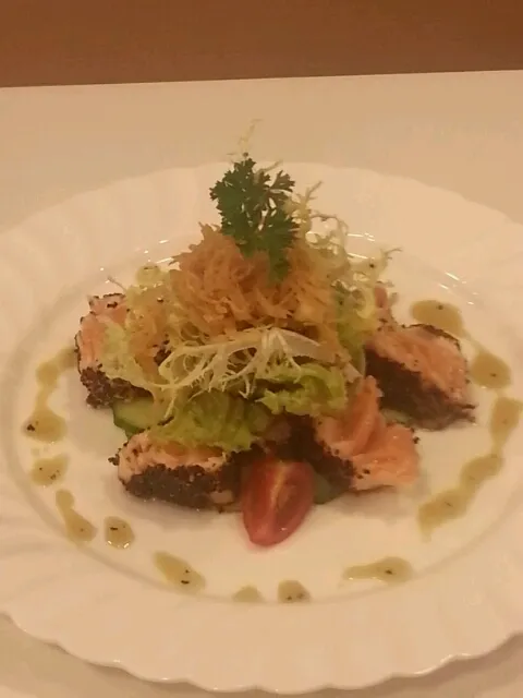 Black Pepper  Salmon  Salad|HYさん