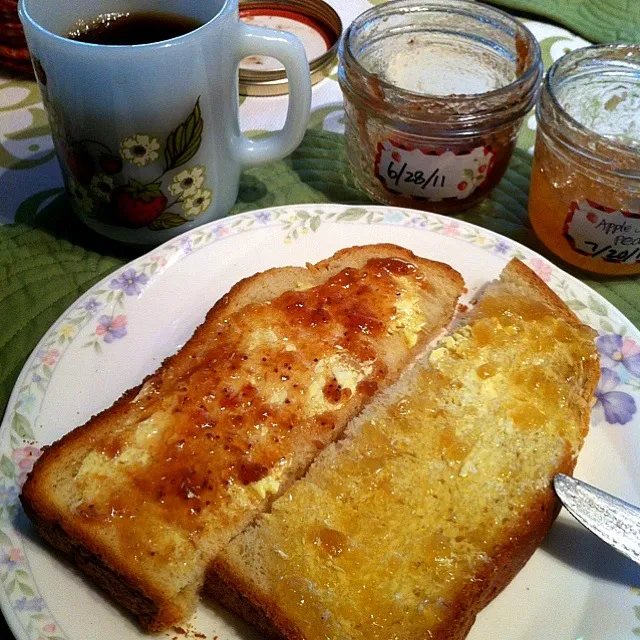 Good morning monday! Homa baked bread with home made jam.|Nanaさん