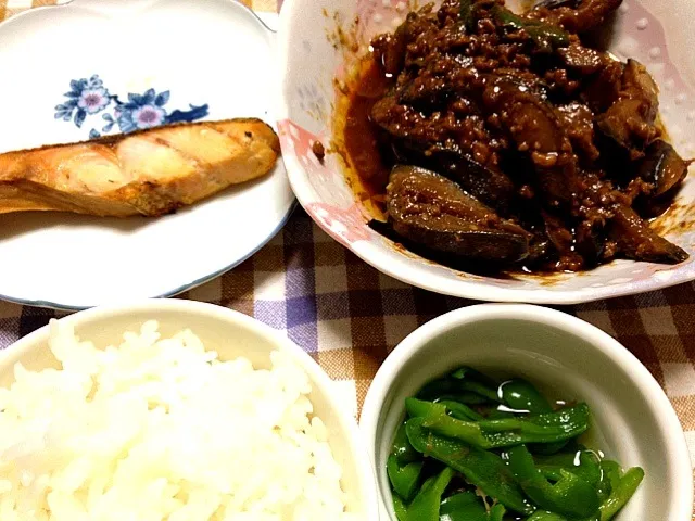 茄子とピーマンの肉味噌炒め 焼き鮭 ピーマンのおひたし|あつんさん