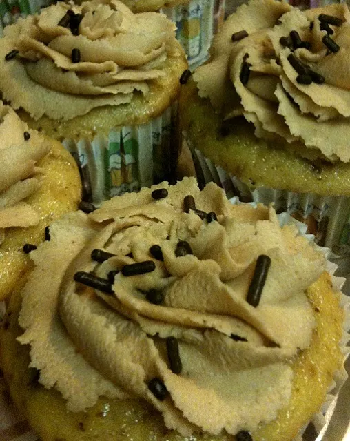 Snapdishの料理写真:Peanutbutter Cup Cupcakes with Peanutbutter Frosting|Andrea Vibbertさん