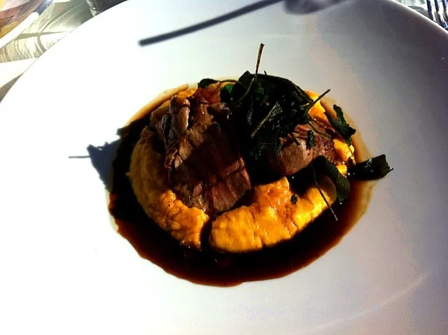 Veal wrapped in proscuitto, butternut & truffle mash, spinach, crispy sage & cabernet jus|Amanda Gardnerさん