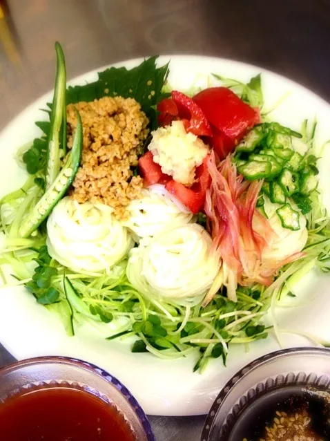 叩き納豆とトマトの冷麦 ✨トマトだれとゴマ風味だれ✨|かっぴーさん