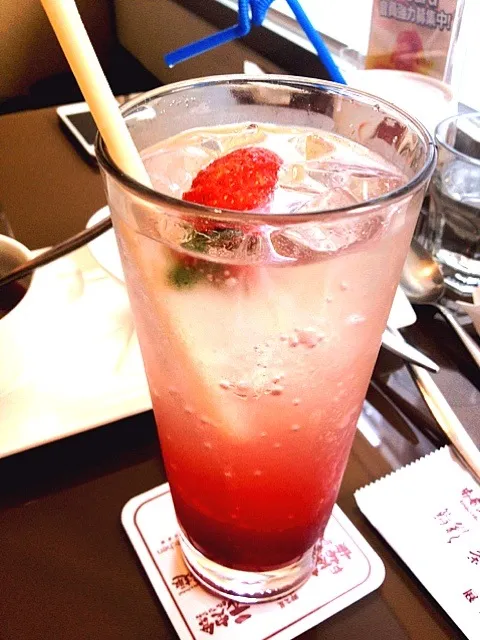 Snapdishの料理写真:Strawberry Soda|Queenさん