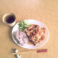 Snapdishの料理写真:キノコたっぷりトマト煮込みを冷凍の唐揚げにかけてワンプレートランチです。レンジとトースターだけでできました。(^-^)/旨いッス。|さやかさん