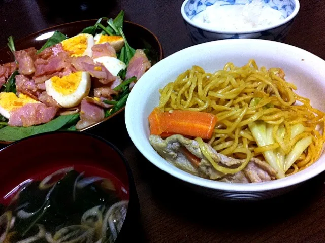 カレー焼きそば＆ほうれん草のサラダ＆ワカメスープ|yokoさん