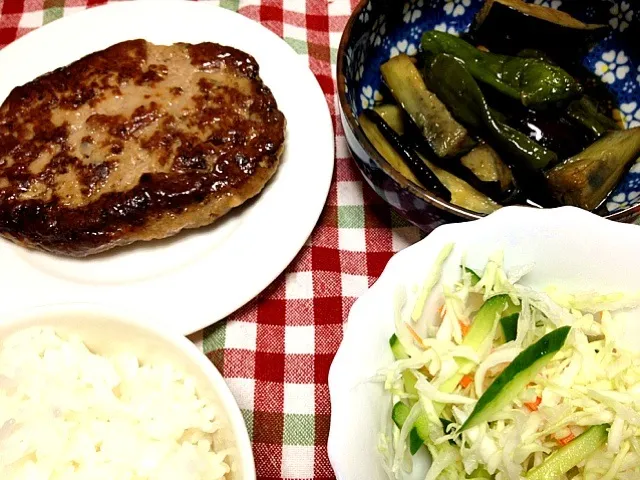 黒豚ハンバーグ サラダ 茄子とししとうの素揚げ|あつんさん