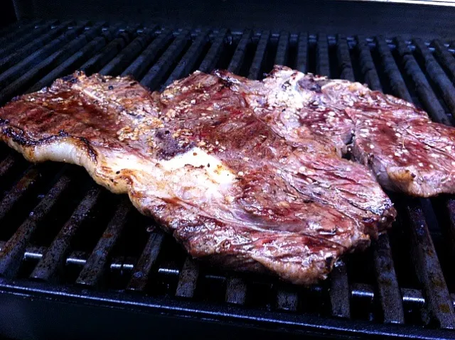 Big 7 bone steak with garlic, oil and a seasoning blend.|Dee Parkerさん