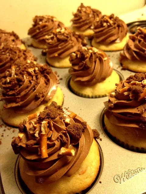 Chocolate Malt Cupcakes with Fudge and Pretzel Toppings|Andrea Vibbertさん