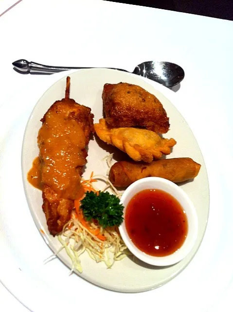 Thai Mixed Entree: Chicken Satay, Spring Roll, Prawn Toast & Curry Puff|Amanda Gardnerさん