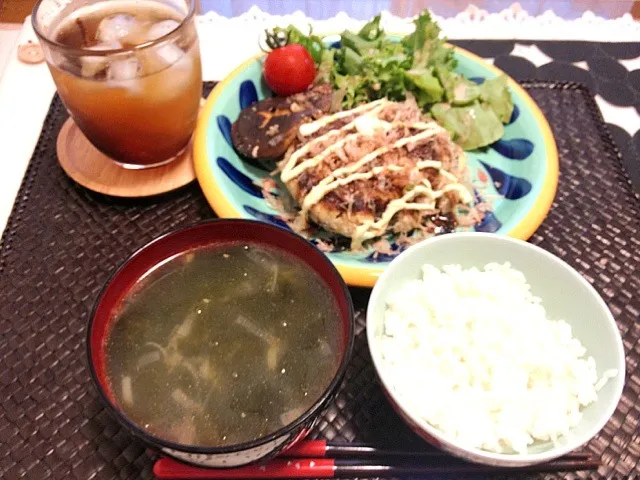 野菜ゴロゴロおからバーグお好み焼風、焼き椎茸、ワカメスープ、白米|ひかりさん