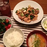 Snapdishの料理写真:鶏肉とカシューナッツの炒め物、お豆腐と枝豆と古漬けゴマ風味、モロヘイヤとトマトのナムル風、白菜と人参とえのきのお味噌汁♡|hanakohaさん