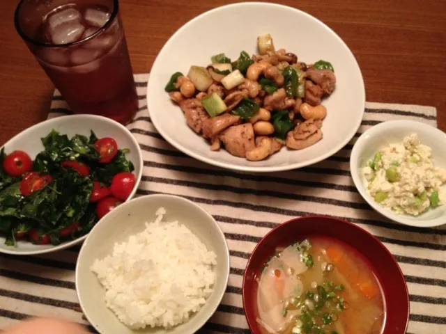 鶏肉とカシューナッツの炒め物、お豆腐と枝豆と古漬けゴマ風味、モロヘイヤとトマトのナムル風、白菜と人参とえのきのお味噌汁♡|hanakohaさん