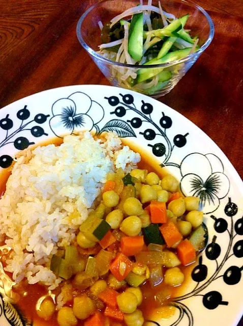 Snapdishの料理写真:7/11晩御飯  豆と野菜のスープカレー  もやし胡瓜ワカメのサラダ  ＊ええ昨日のスープに香辛料を入れただけです＊|yukiyamasakiさん