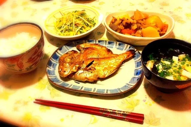 本日のお夕飯。金目鯛の干物、肉じゃが、水菜のサラダ、ご飯、お味噌汁。久々の和食です！|Hitomi Seyaさん