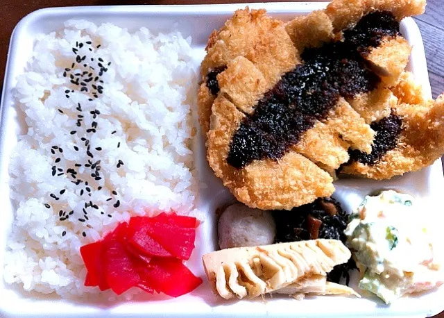 ササミフライ弁当 400円、ひじき、ポテサラ、筍の土佐煮、ササミフライ2枚|まえひろさん