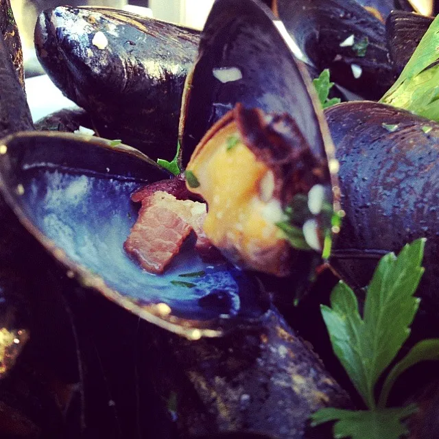 Snapdishの料理写真:mussels in white wine, garlic, and bacon|Jenn Bussellさん