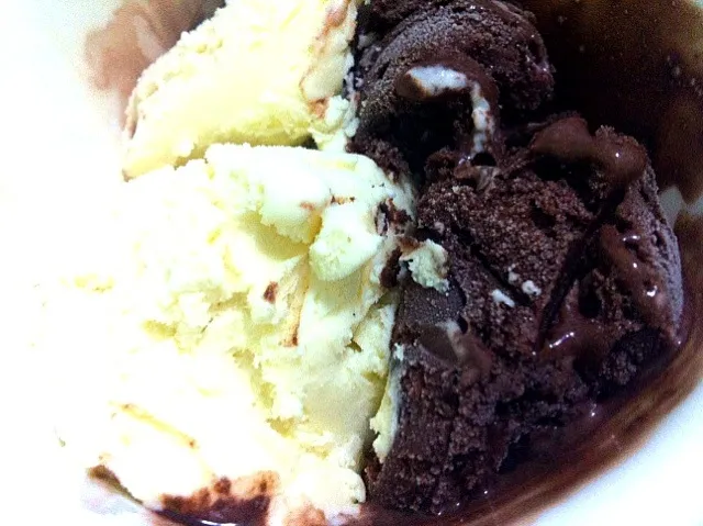 Snapdishの料理写真:Macadamia and Chunky Chocolate Ice Cream|La Laineさん