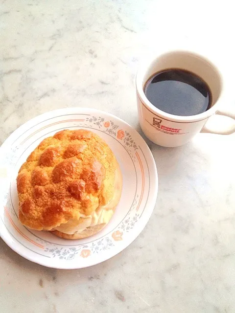 pineapple bun with coffee|potatomaryさん