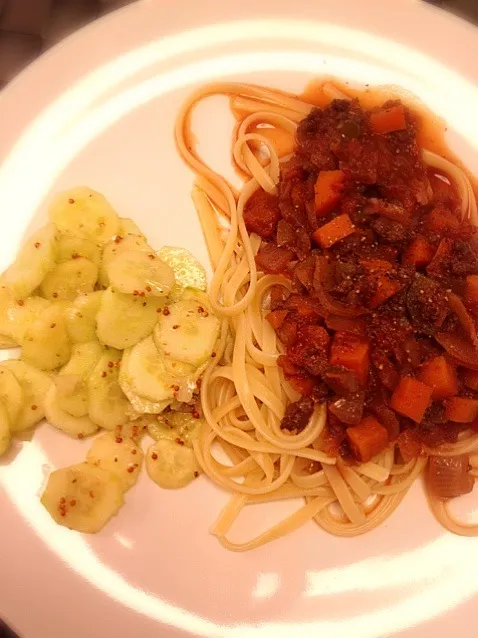 bolognese pasta with cucumber salad|potatomaryさん