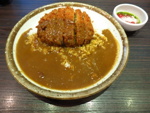 Snapdishの料理写真:手仕込 キャベツメンチカツカレー + トマトジェノバソース を頂きました。|momongatomoさん