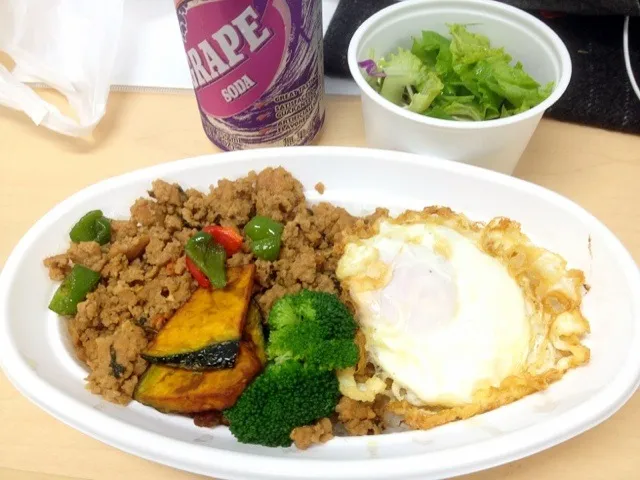 Snapdishの料理写真:Gapao Rice w/ Fried Egg to go|chan mitsuさん