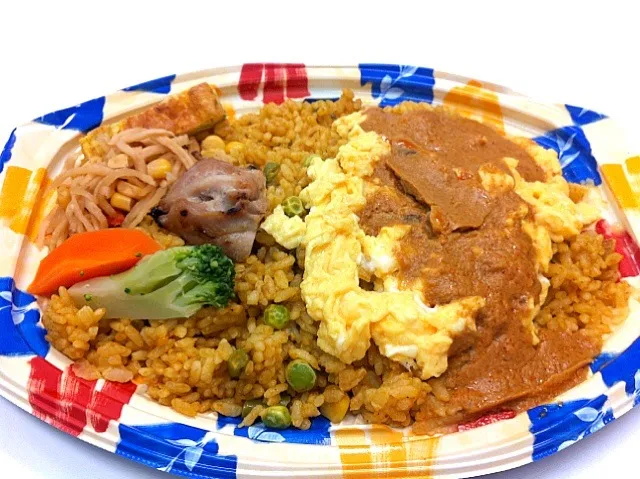 今日はランチミーティングのため、カレーのお弁当。食べ過ぎた…。|たけうちさん