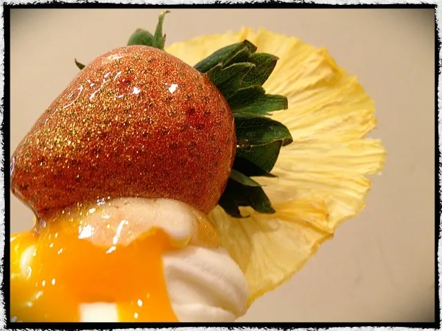 Golden Strawberry Yogurt 🍓✨|Gladys さん