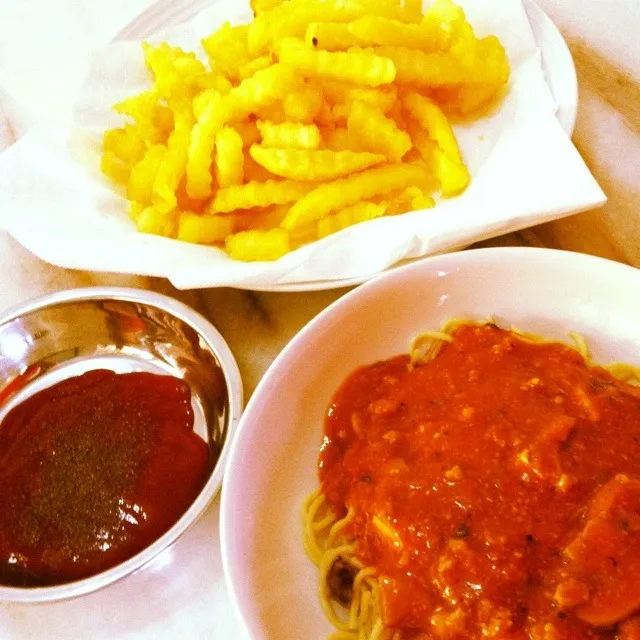 mince meat mushroom spaghetti & big cut fries|laumeikuanさん