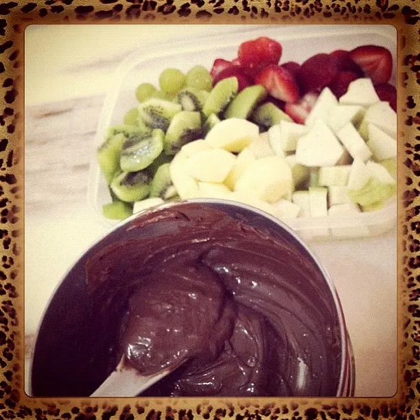 d.i.y chocolate fondue with mix fruits|laumeikuanさん