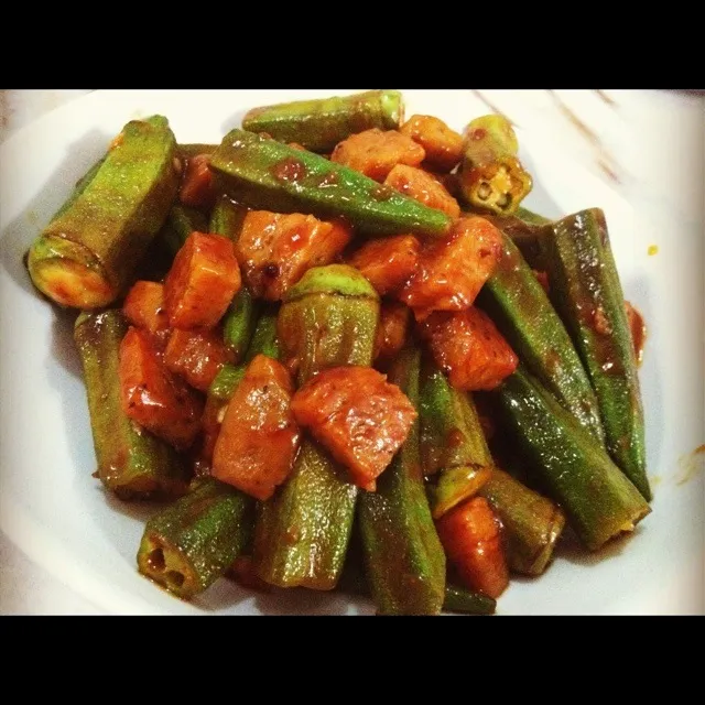 Snapdishの料理写真:stir fry ladies finger with blac pepper luncheon meat|laumeikuanさん