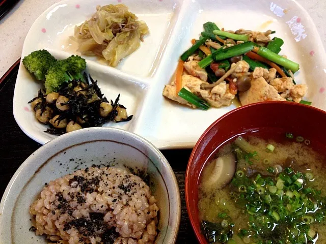 豆腐とニラ、トマトの炒め物、キャベツとじゃこの煮浸し、ひじきとアボカド&ひよこ豆のサラダ、小豆入り玄米ごはん、小松菜としいたけのお味噌汁|Tomokoさん