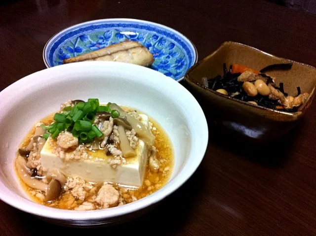 Snapdishの料理写真:冷奴あんかけ＆ひじきと大豆の煮物＆塩サバ|yokoさん