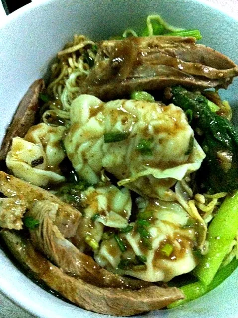 Egg noodle with shrimp winton and roasted duck|Issara. 🍴さん