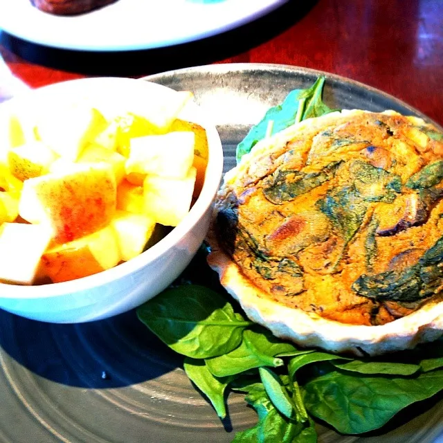 Spinach quiche and Fruit salad|natsuki yoshiokaさん