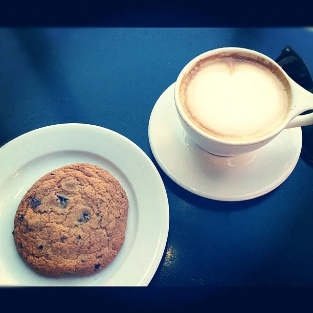 Snapdishの料理写真:Cappuccino and chocolate chip cookie|natsuki yoshiokaさん