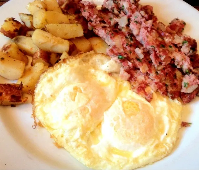 #Fried #Eggs, #Corned #Beef #Hash, and #Roasted #Potatoes|sooprcoolchicaさん