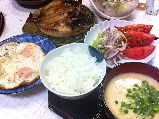 豆汁  目玉焼き  鯵のひらき  サラダ|高田恵子さん